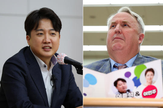 인요한(오른쪽) 국민의힘 혁신위원장이 지난 11월4일 오후 부산 경성대학교에서 열린 이준석(왼쪽) 전 당대표, 이언주 전 의원이 진행하는 토크콘서트에 참석했다. 현장에 깜짝 방문한 인요한 혁신위원장은 1시간30분가량 진행된 토크콘서트를 지켜보고 이 전 대표와의 별도의 면담 없이 떠났다. 이 전대표는 행사 도중 인 위원장을 바라볼 때만 영어로 응대하며 거리를 뒀다.  [연합뉴스]